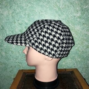 GAP black and white woman’s hat